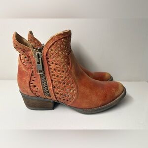Circle G by Corral Women's Red Distressed Laser Cut Shortie Boots Size 9